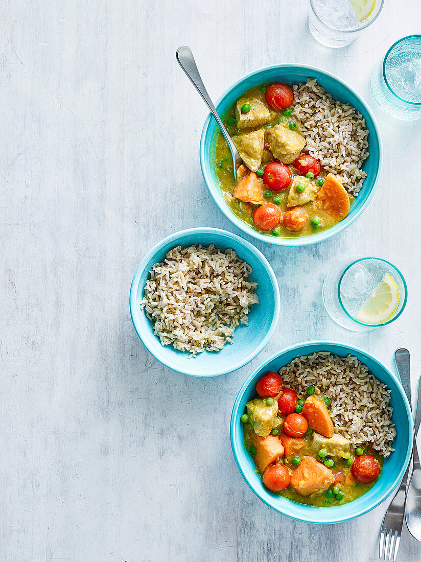 Hähnchen-Süßkartoffel-Curry mit Erbsen und Reis