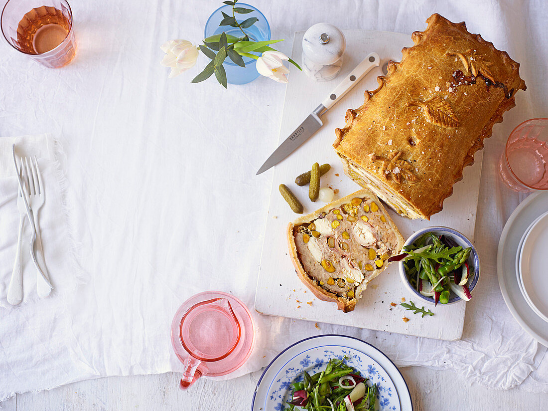 Picknickpastete mit Hähnchen, Schinken und Spargel