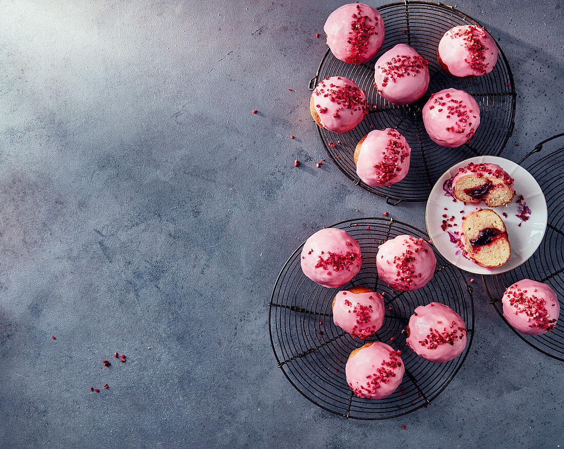 Donuts mit rosa Glasur und Himbeermarmelade