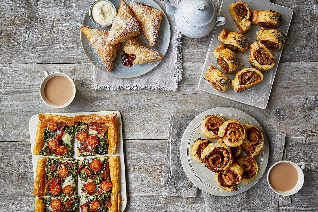 Blätterteiggebäck: Spinattarte, Sausage Rolls, Pinwheels und Marmeladen-Turnover