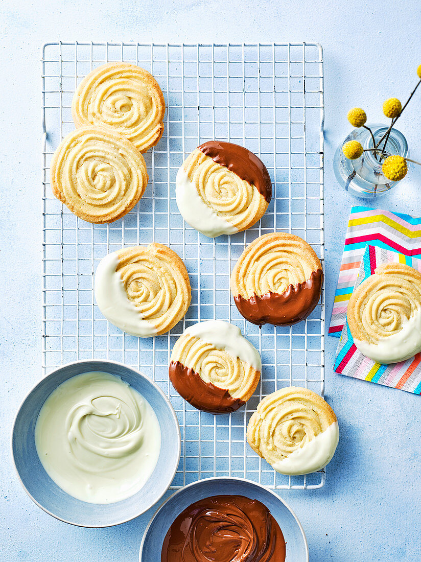 Doubble-dipped shortbread cookies