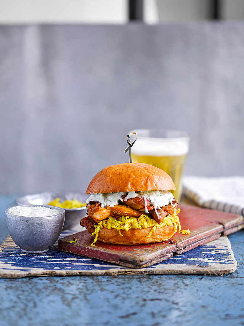 Hühnchenburger mit Sriracha-Glasur und eingelegtem Kohl