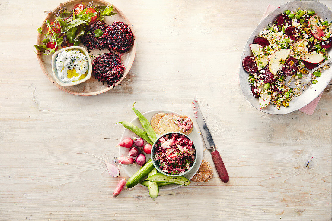 Rote-Bete-Latkes, Taboule mit Roter Bete, Apfel, Saubohnen und Krabben, Rote-Bete-Pate