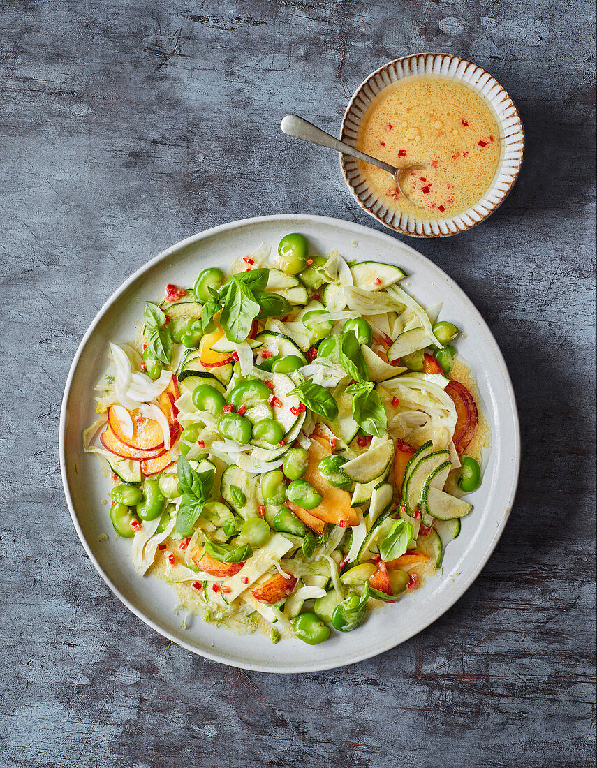 Salat mit Saubohnen, Pfirsich und Fenchel