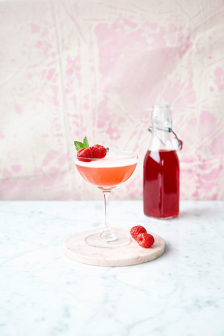 Clover Club Cocktail mit Gin und Himbeeren