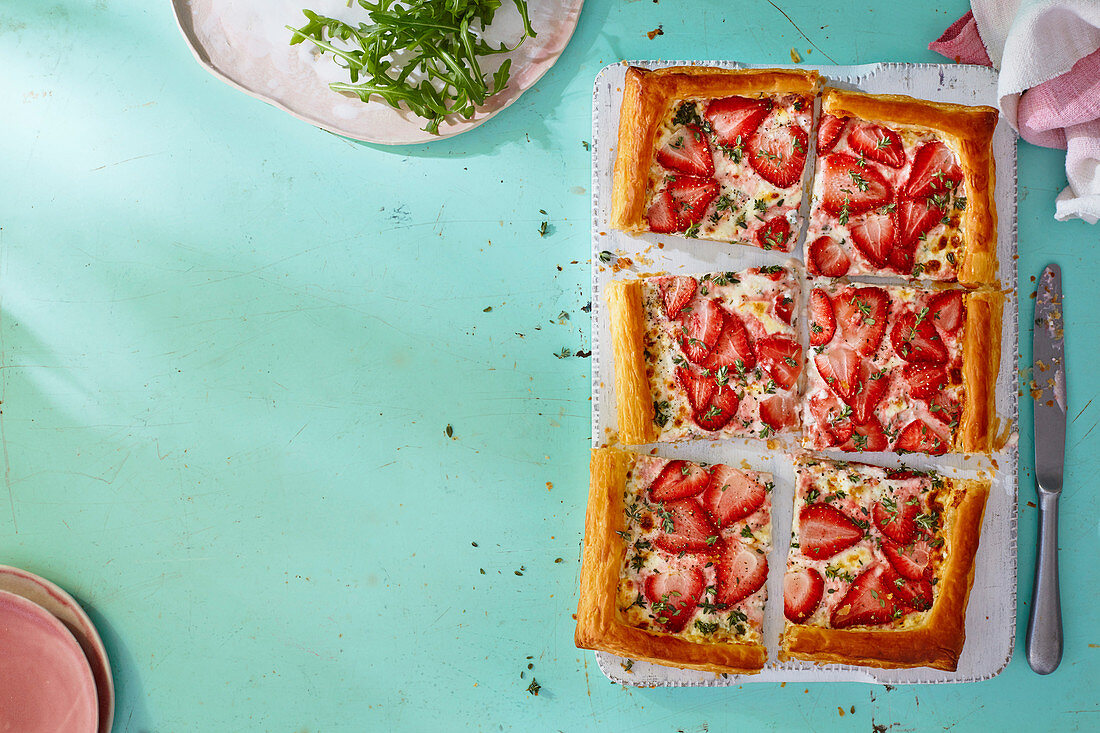 Erdbeertarte mit Feta und Thymian