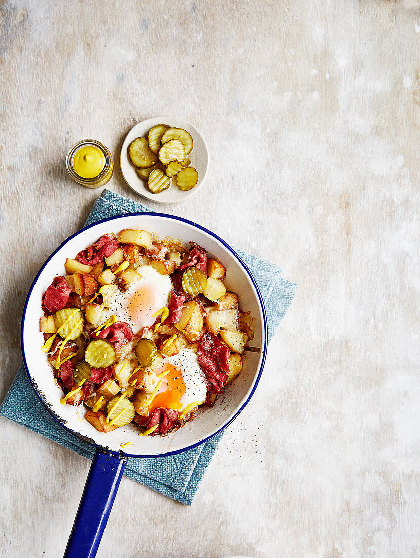 Hash Browns mit Pastrami, Essiggurken und Spiegelei