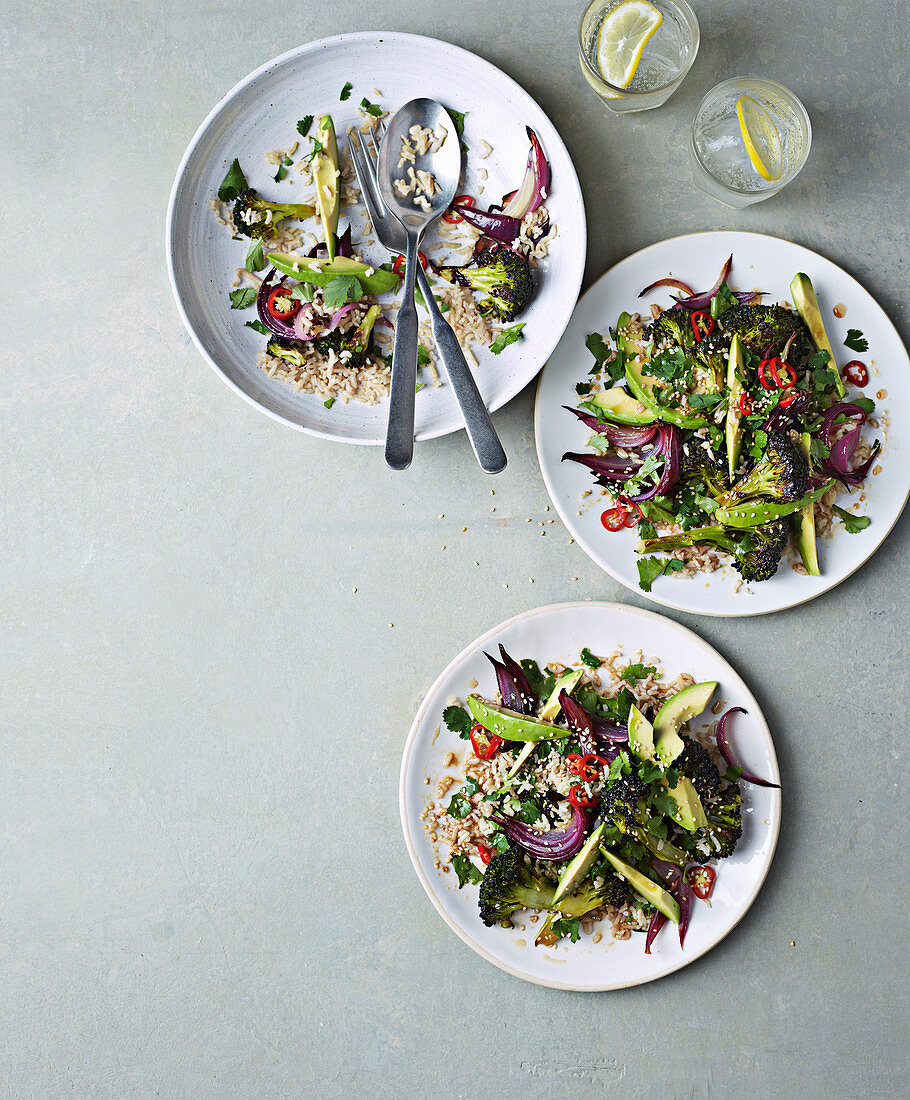 Reissalat mit Avocado, Brokkoli und Sesam