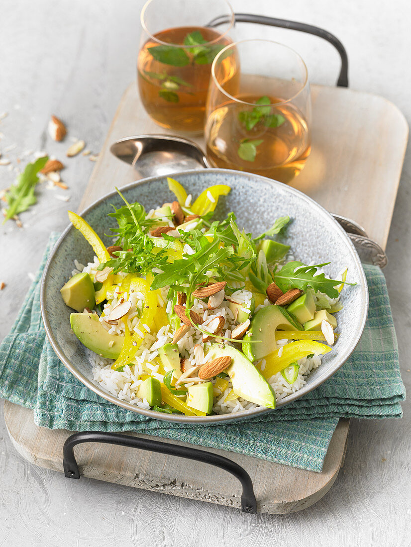 Reissalat mit Avocado, Mandeln und Rucola