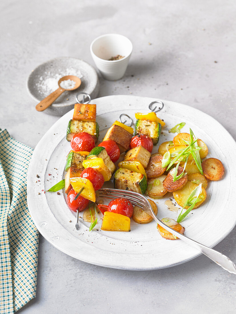 Gegrillte Tofuspiesse mit Zucchini und Kirschtomaten