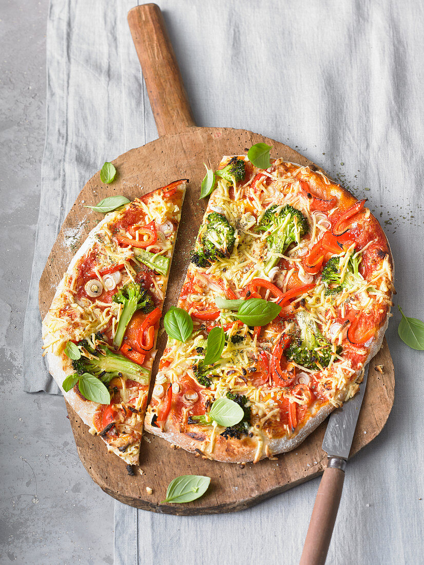 Pizza mit Paprika, Brokkoli und Basilikum