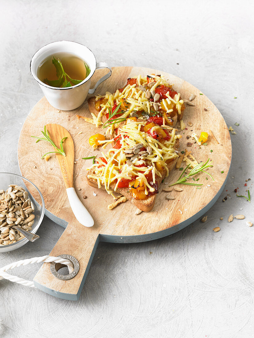 Überbackener Gemüsetoast mit Käse