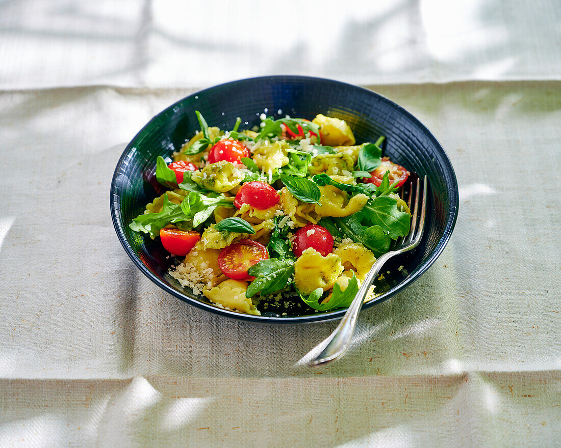 Nudelsalat mit Kirschtomaten und Basilikum