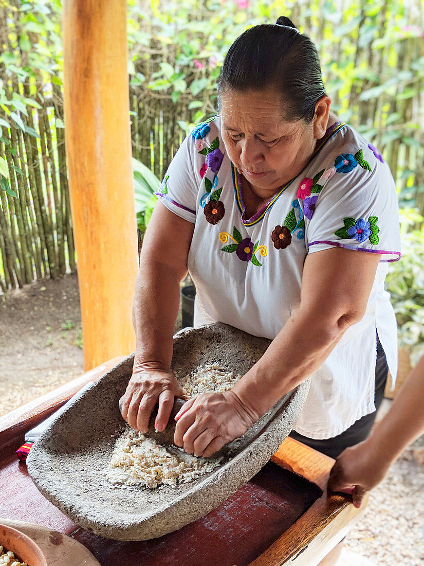 Maya-Frau bereitet Maistortillas zu (San Antonio, Belize)