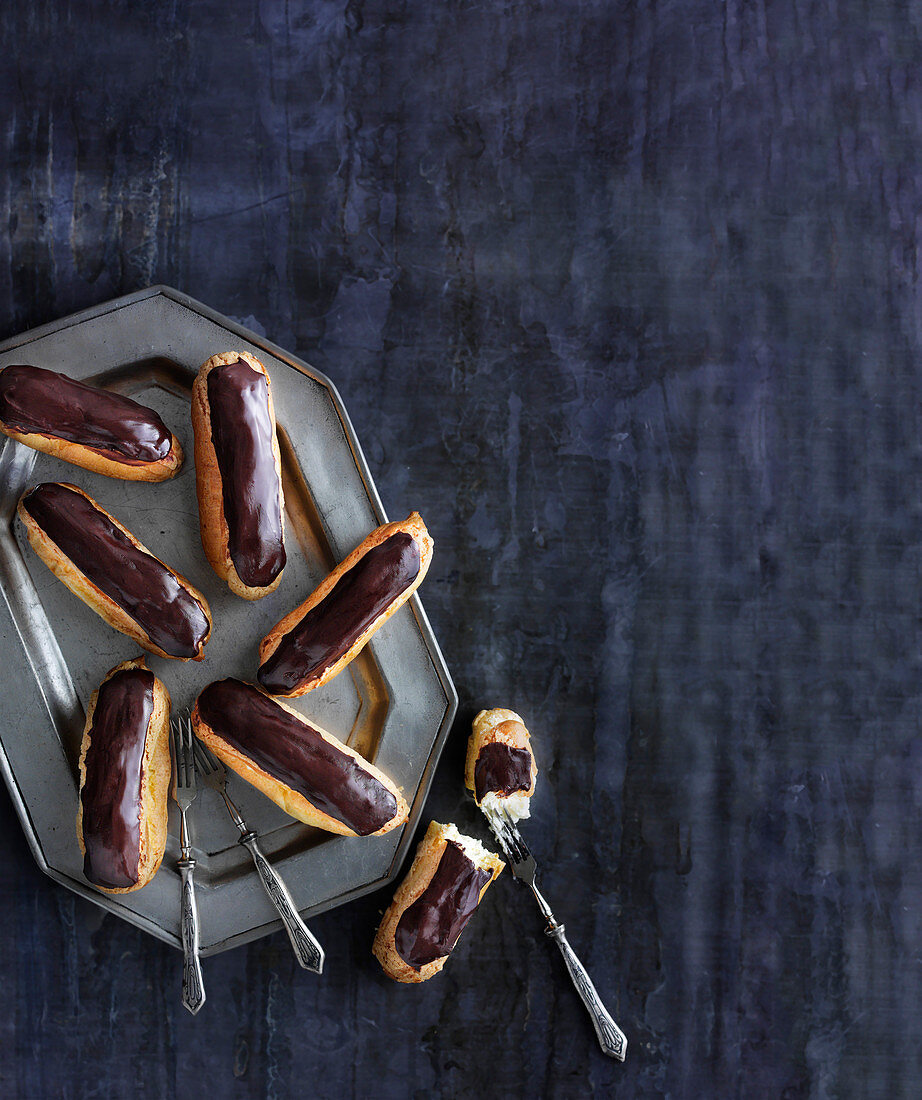 Chocolate eclairs with vanille cream