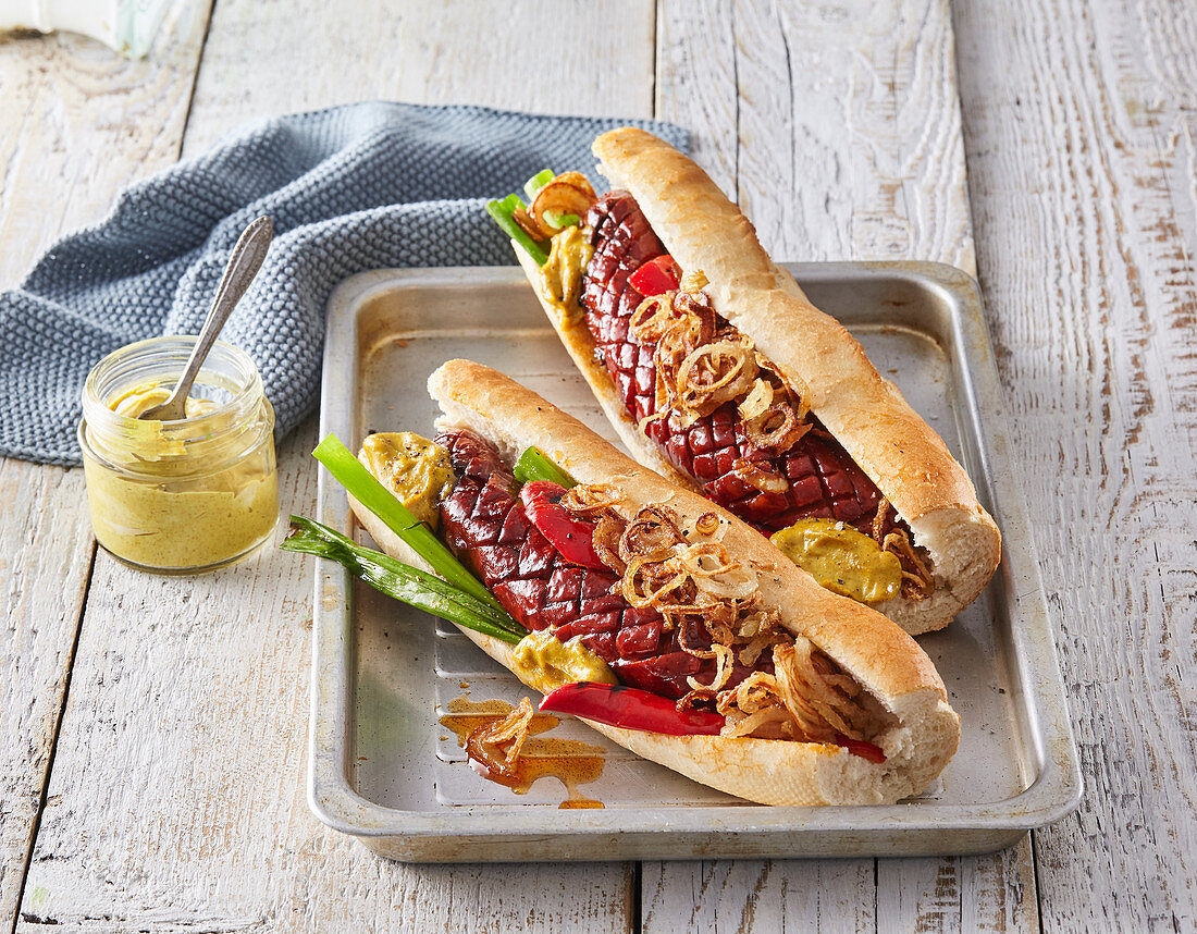 Wurst in Baguette-Semmel mit Röstzwiebeln und Curry-Mayonnaise