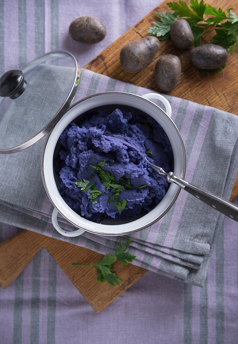 Veganer lila Kartoffelstampf aus der Kartoffelsorte 'Blaue Kongo'