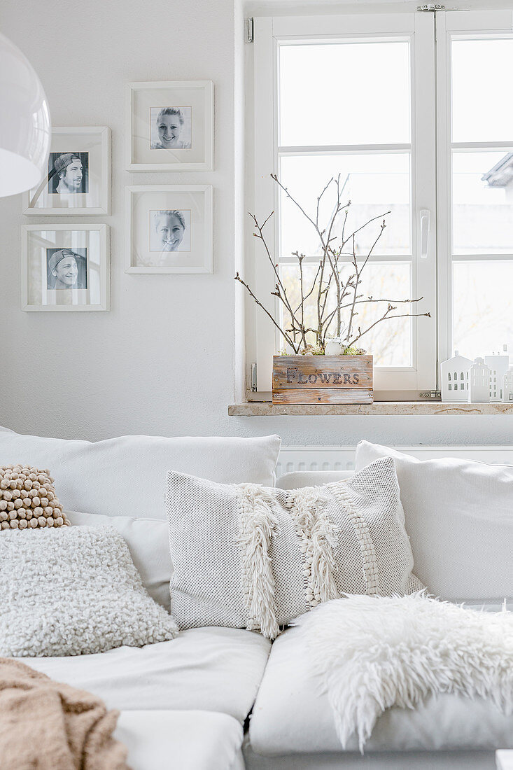 Kissen mit verschiedenen Oberflächen im Wohnzimmer in Weiß