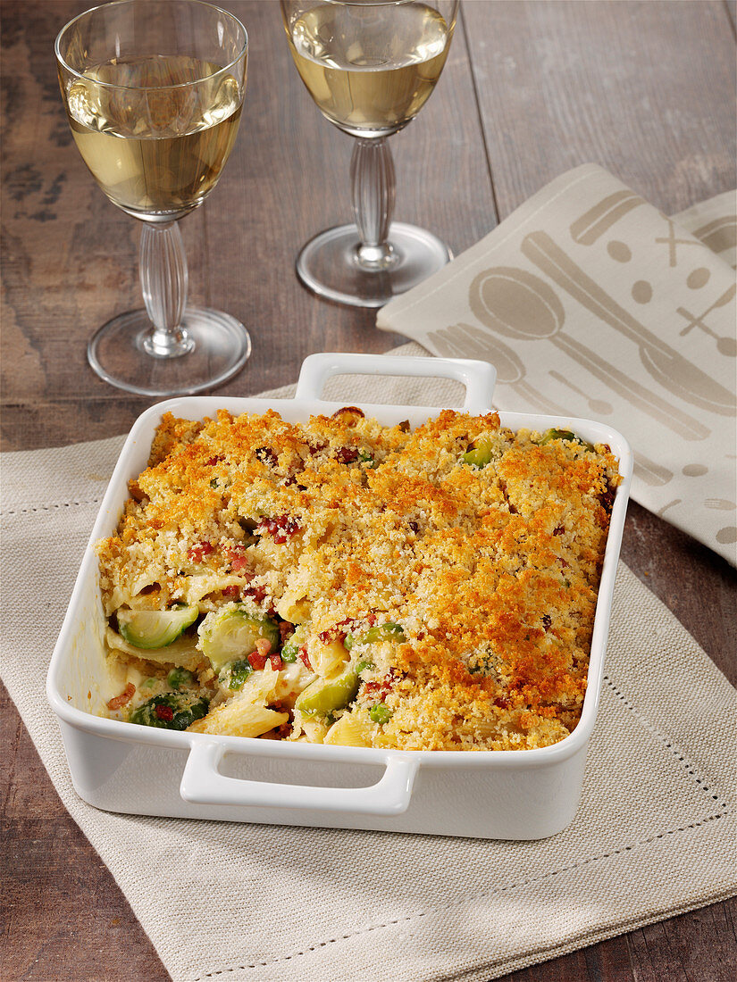 Pasta casserole with Brussels sprouts, bacon and crust crust