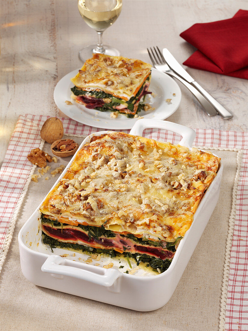Winter-Lasagne mit Spinat, Rote Bete, Ricotta und Walnüssen