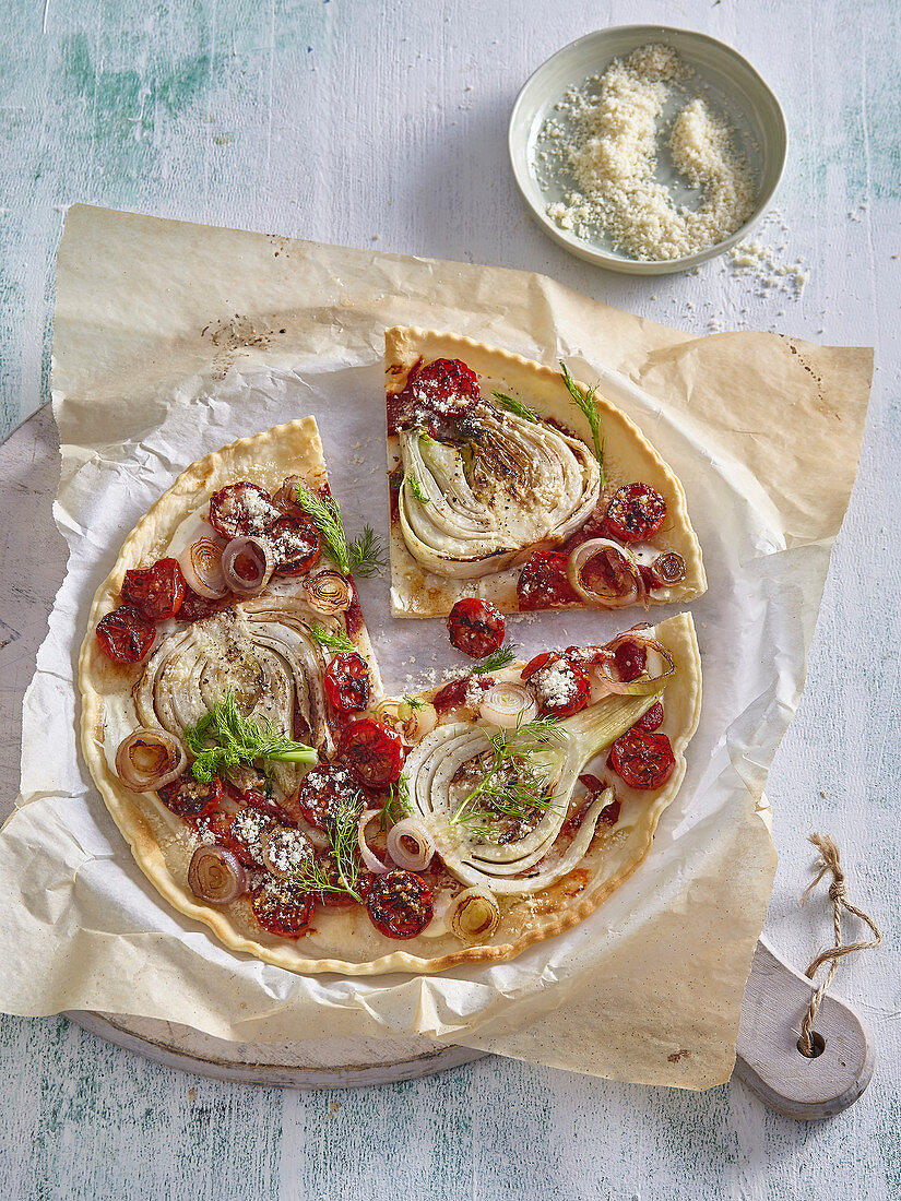 Fencheltarte mit Tomaten, Schalotten und Käse