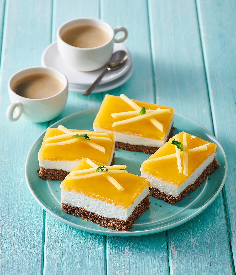Gluten-free slices with panna cotta and mango jelly