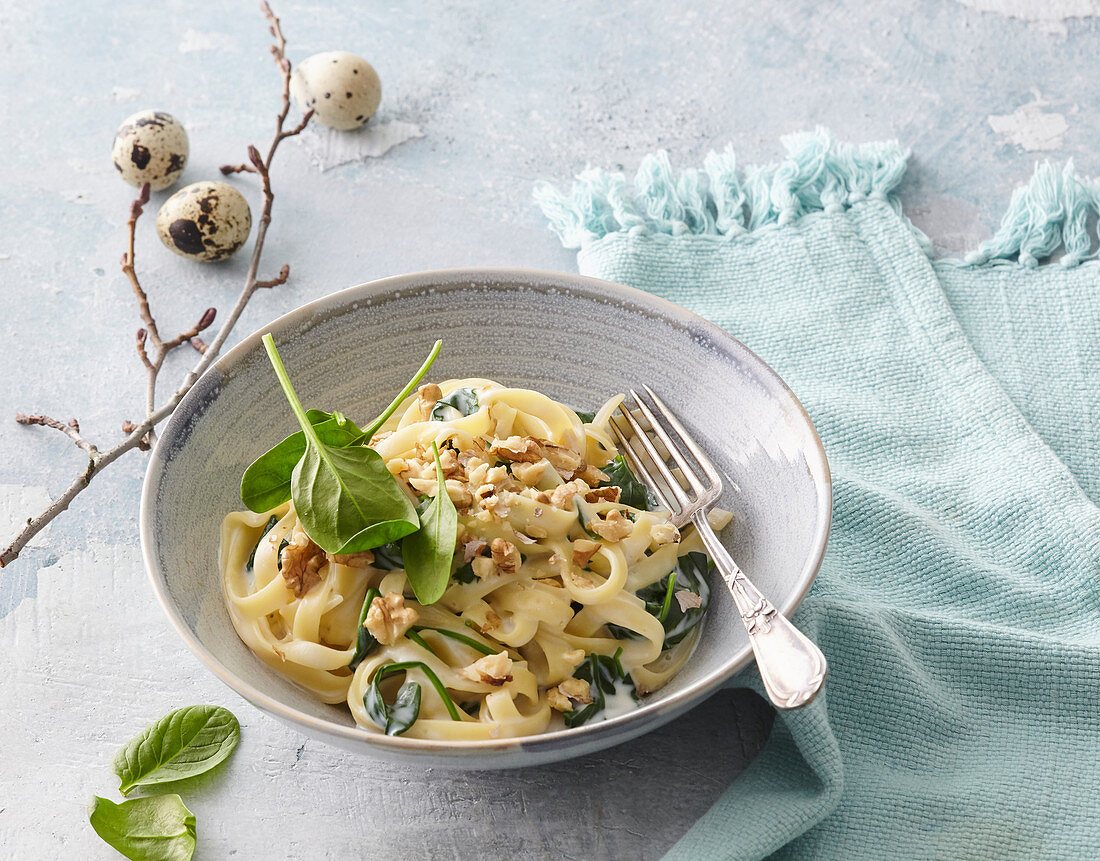 Pasta with spinach and walnut sauce