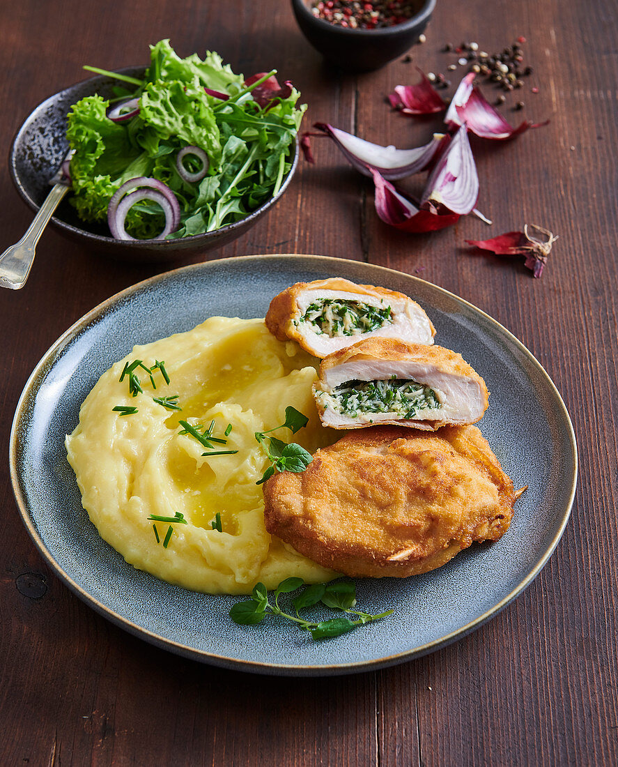 Schweineschnitzel mit Meerrettichfüllung serviert mit Kartoffelpüree