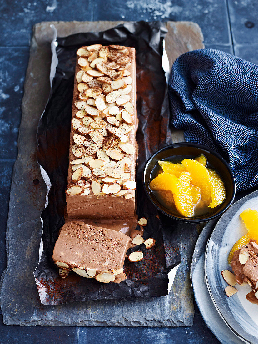 Schokoladenparfait mit Orangensalat