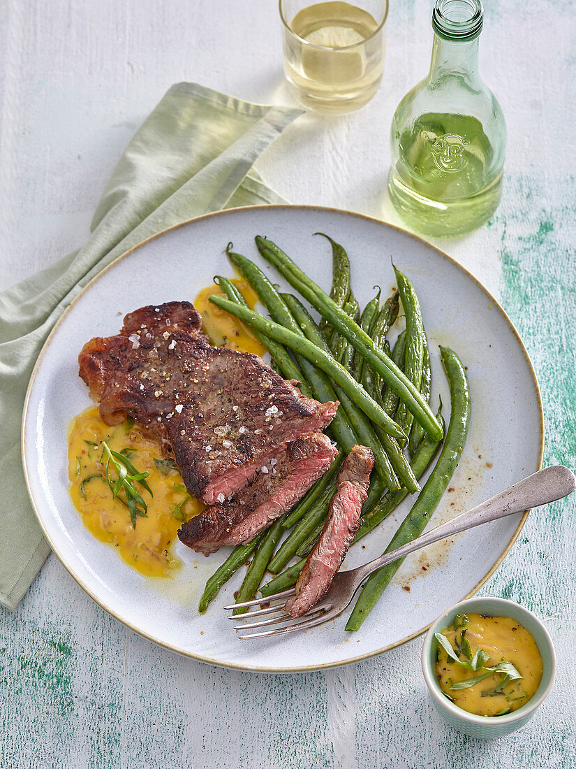 Beef steak with sauce Béarnaise and green beans