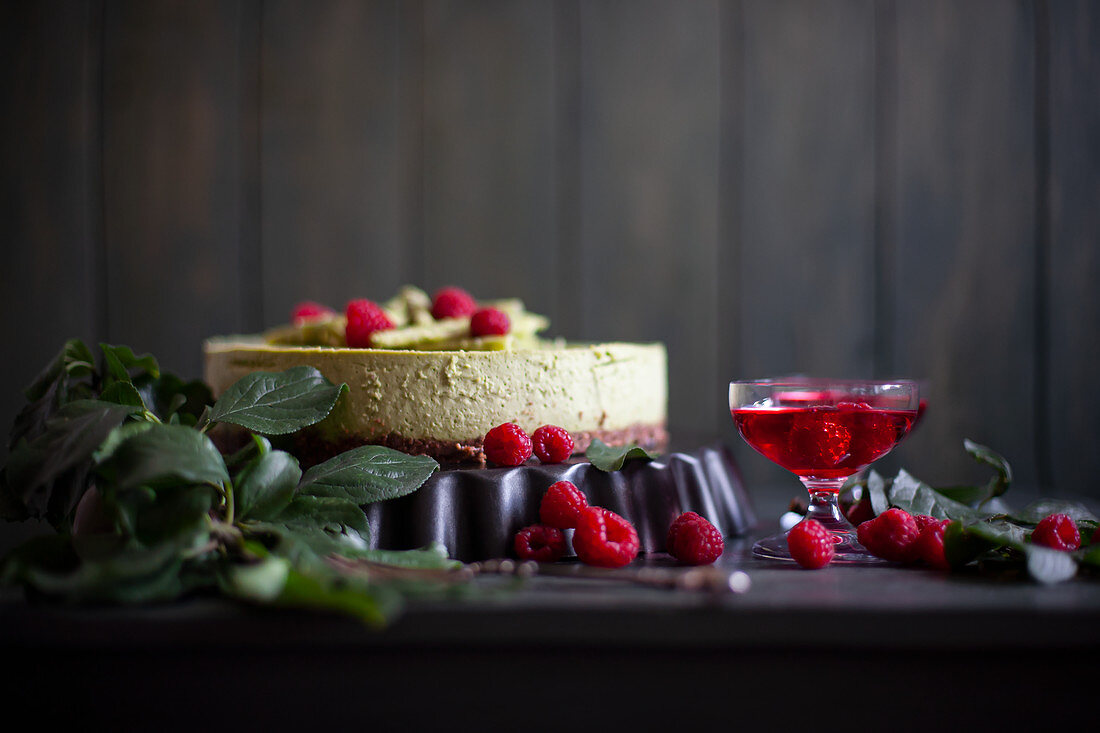 Grüner Matcha-Käsekuchen mit Himbeeren