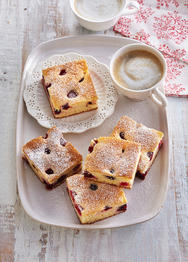 Blechkuchen mit Beeren zum Kaffee