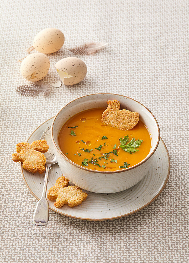 Möhrencremesuppe serviert mit österlichem Käsetoast