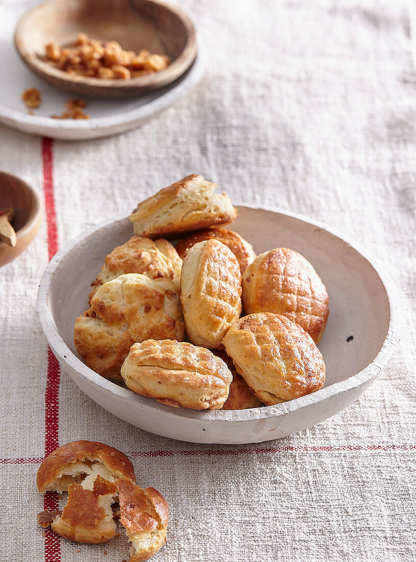 Pogatschen (salty yeast pastries, Balkans)