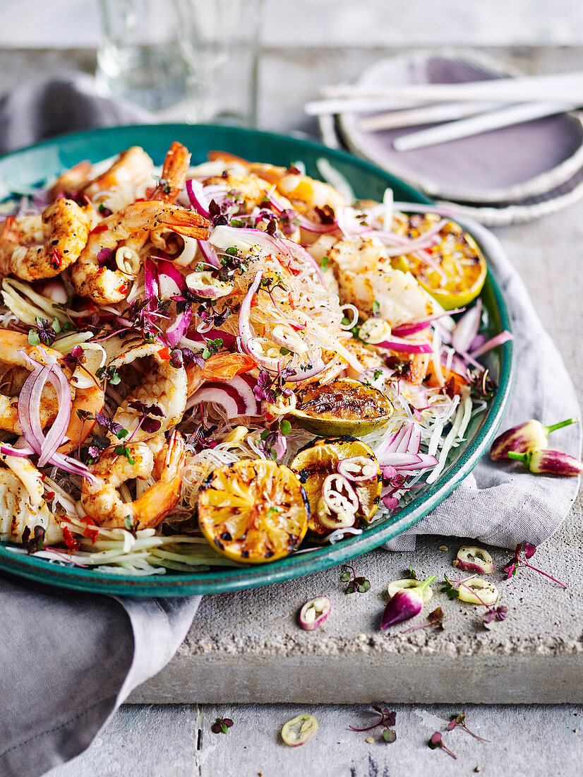 Kelpnudelsalat mit Garnelen und Tintenfisch