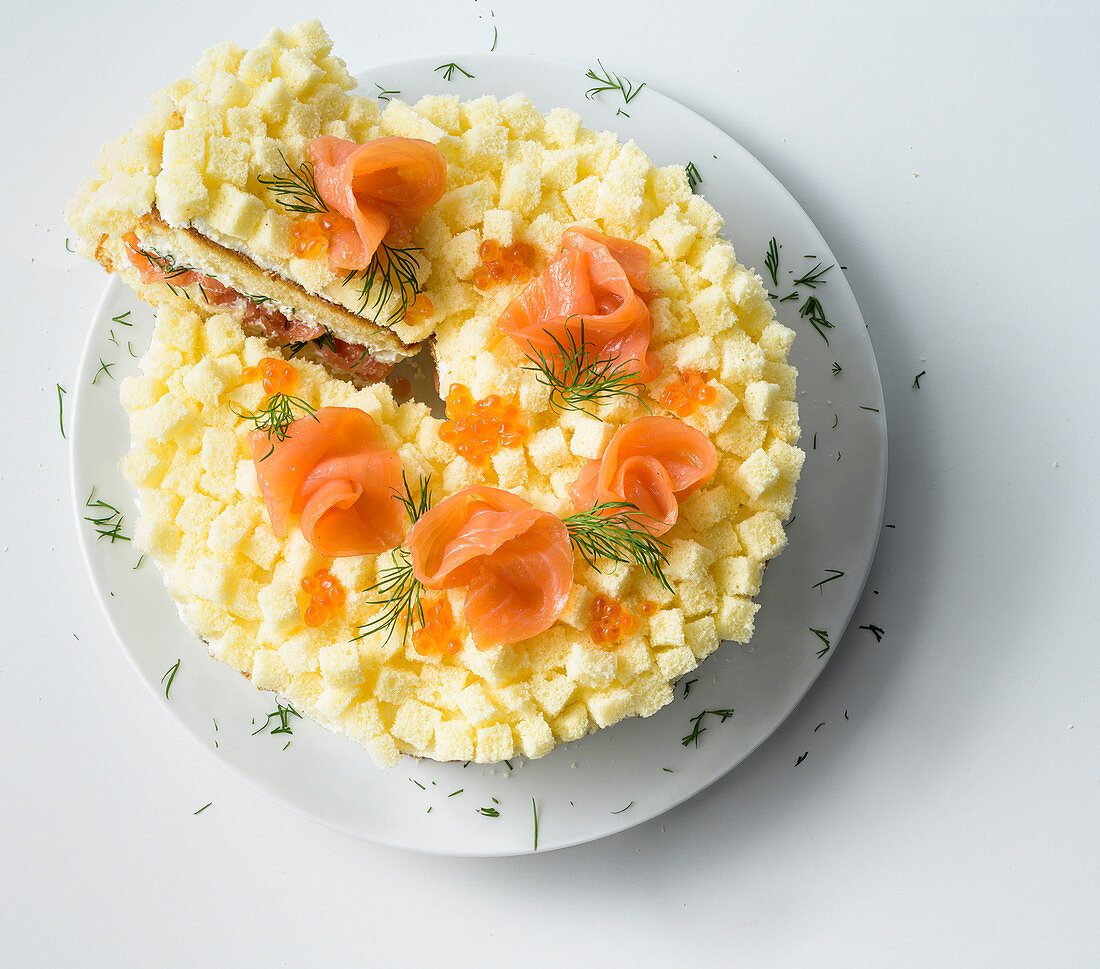 Salziger Mimosenkuchen mit Räucherlachs