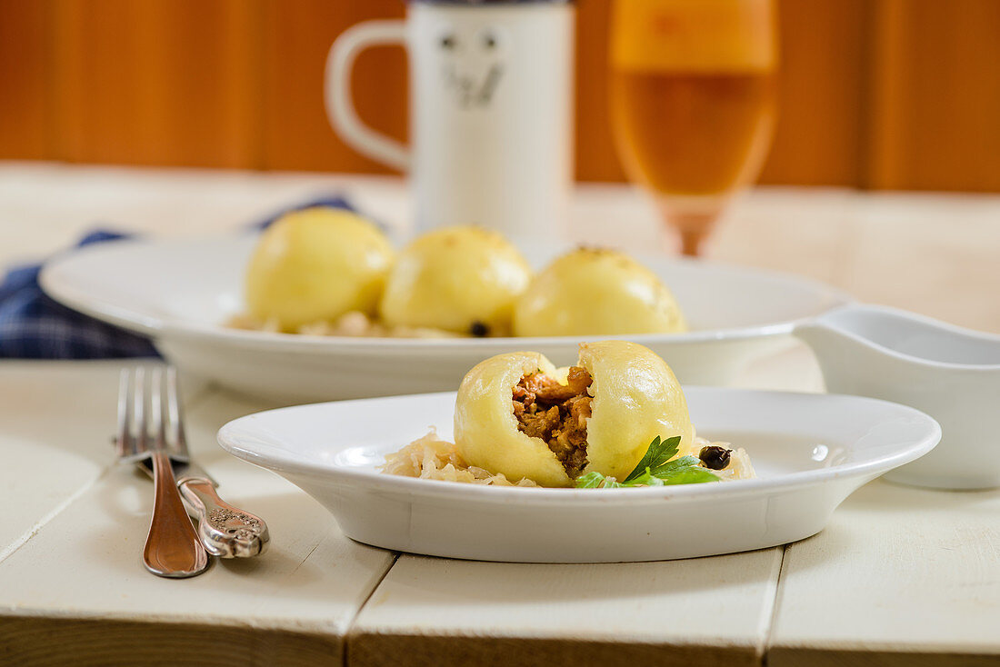 Grammelknödel auf Sauerkraut