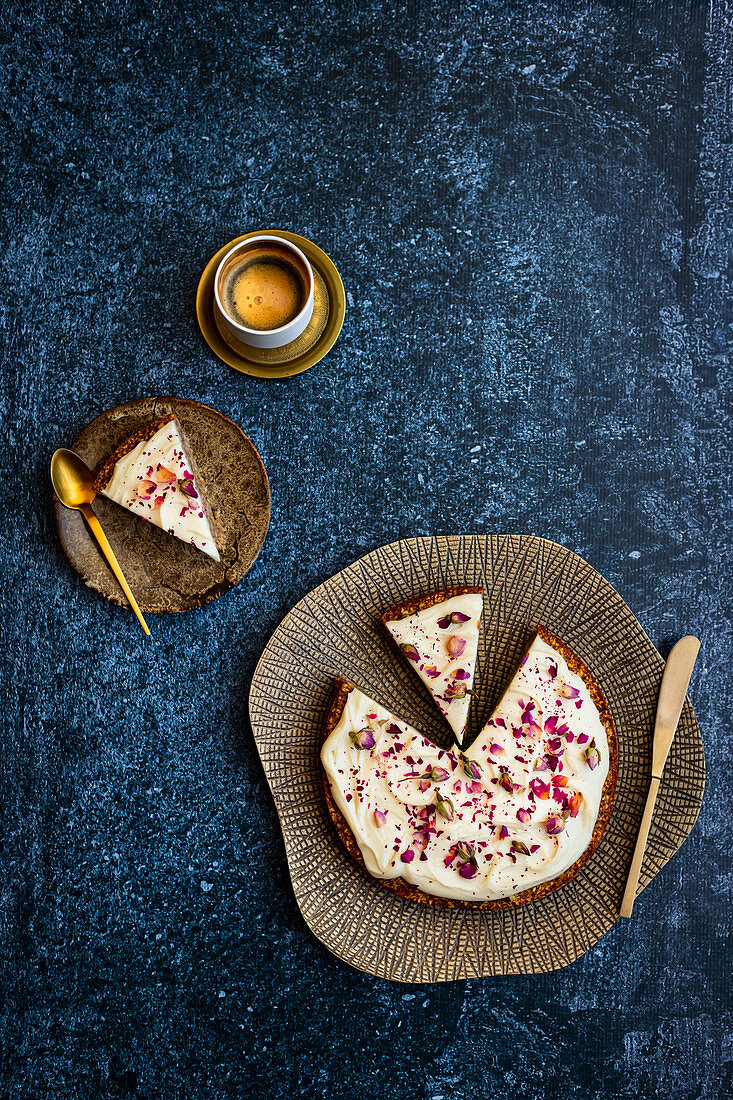 Glutenfreier Karottenkuchen mit Tahini-Glasur garniert mit Rosenblüten