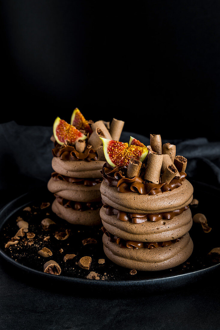 Schokoladenmousse-Baiser-Concord-Kuchen mit Feigen