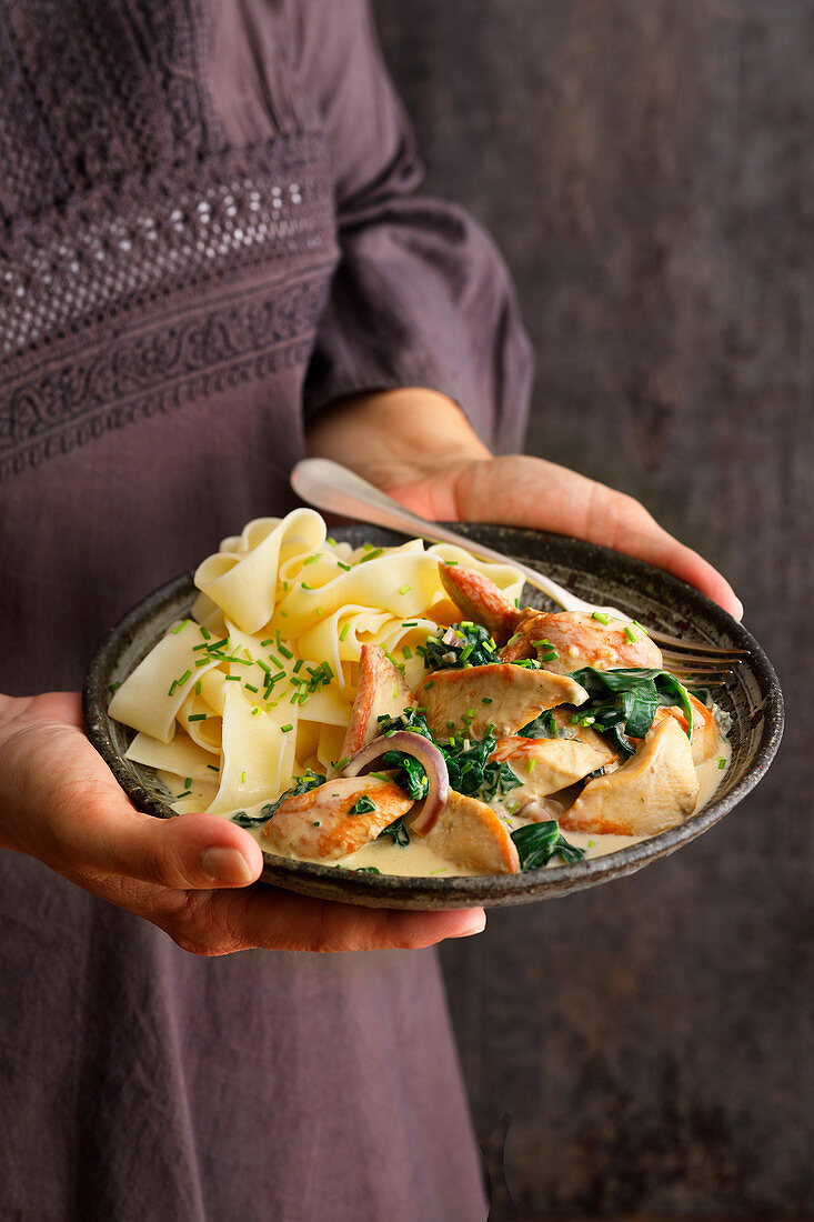 Hähnchen mit Blattspinat und Gorgonzola-Sauce