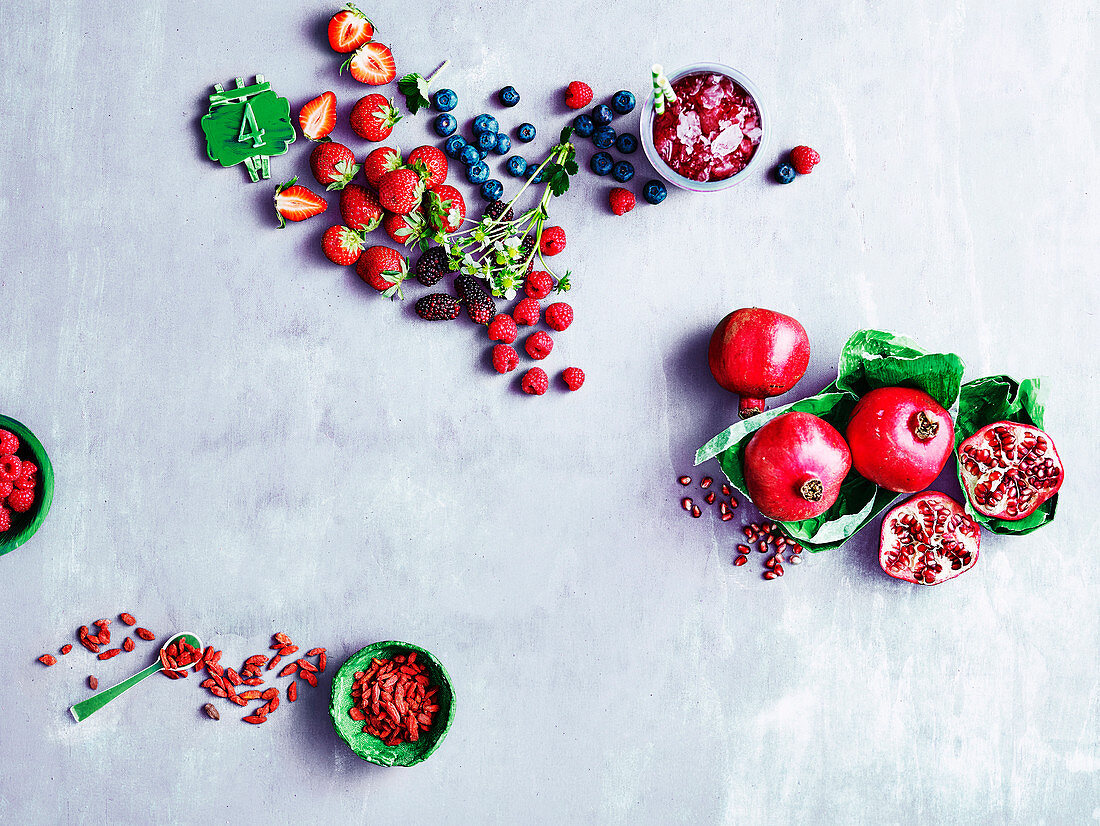 Sommerbeeren, Granatapfel und Gojibeeren