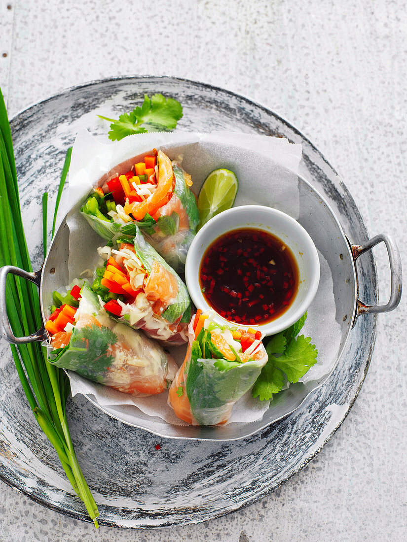 Reispapierröllchen mit Lachs und Gemüse (Vietnam)