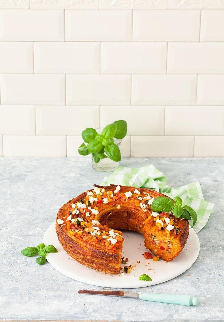 Macaroni and feta cheese cake with courgette