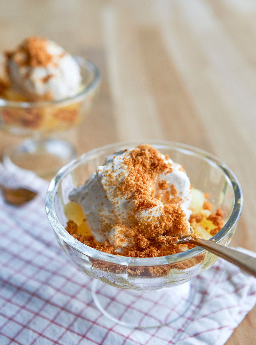 Schneller Eisbecher mit Apfel und Zimt