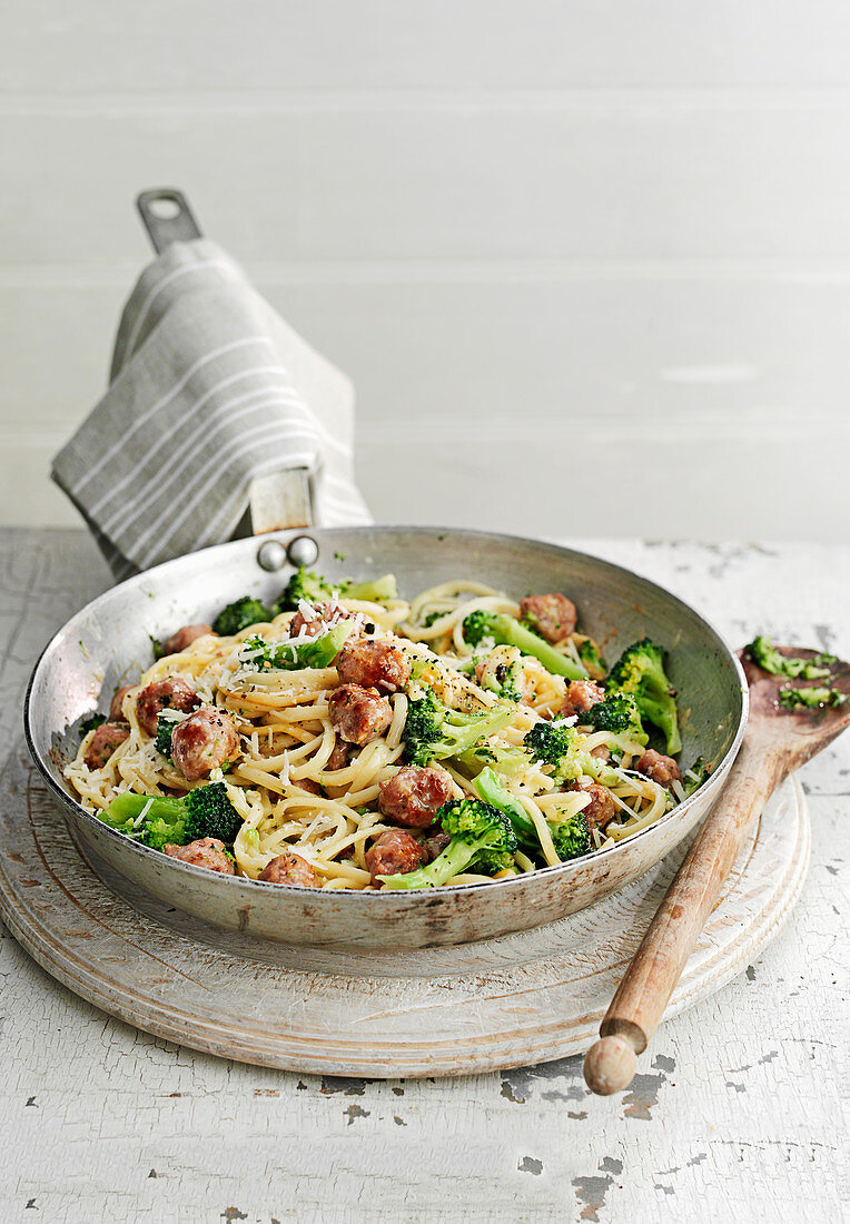 Spaghetti Carbonara mit Wurst und Brokkoli