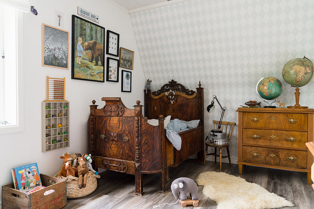 Antikes Bett und Kommode, Gemälde an der Wand im Kinderzimmer