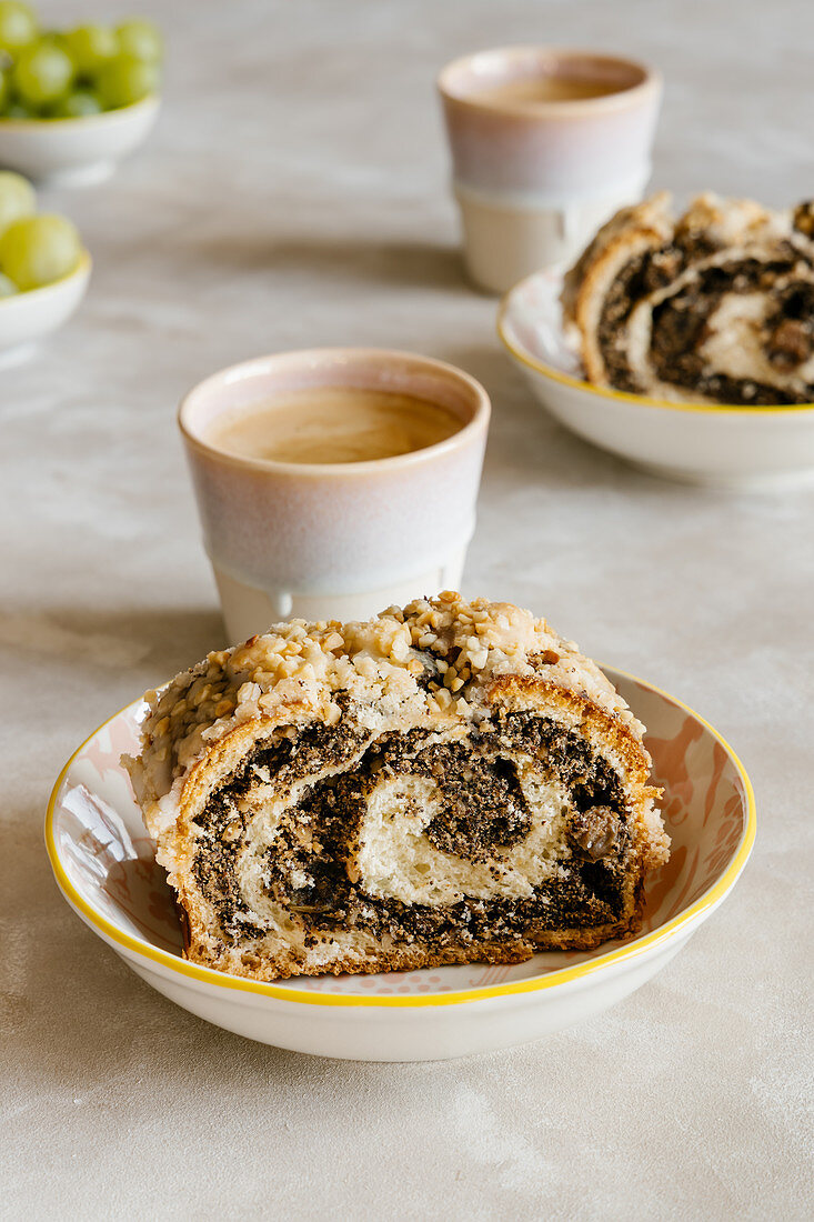 Ein Stück Mohnrolle zum Kaffee