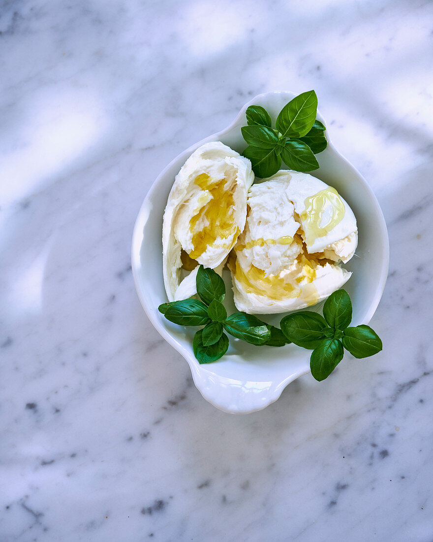 Mozzarella mit Olivenöl und Basilikum