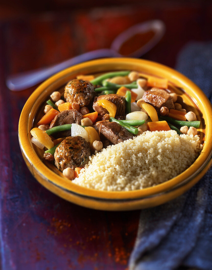 Tajine mit Hackbällchen und Couscous