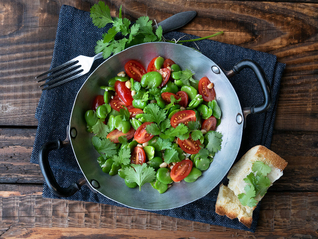 Ackerbohnensalat mit Tomaten und Petersilie